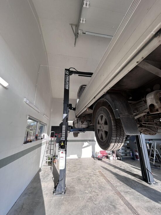 EVO-45DEH 2-statņu pacēlājs 4500kg EVOLUTION/230/400V